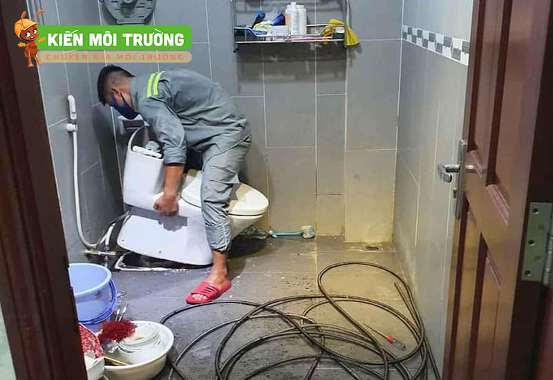 Thông tắc cống tại Quảng Yên