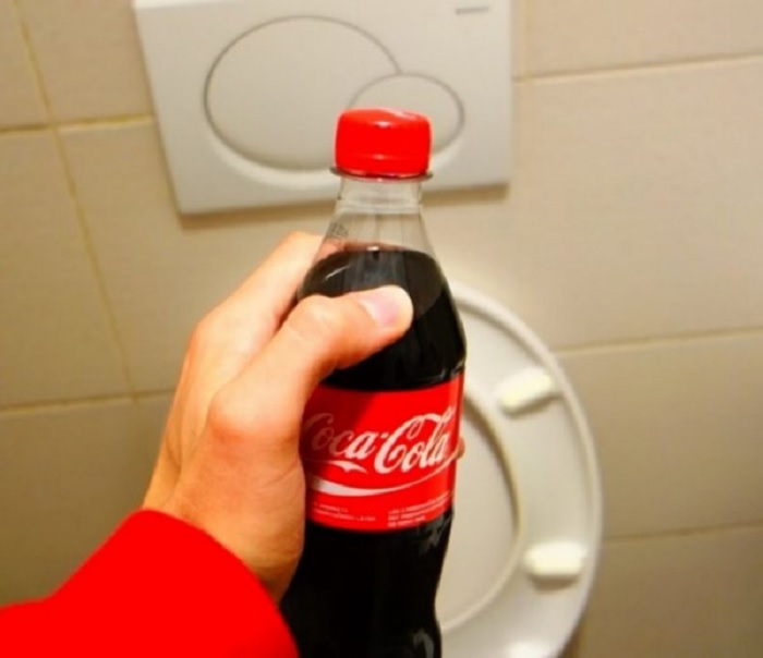 Thông tắc bồn cầu với coca cola