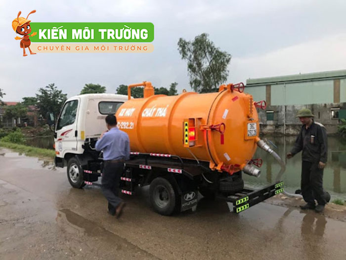 Xe bồn chứa chất thải sau khi hút bể phốt tại Trần Duy Hưng