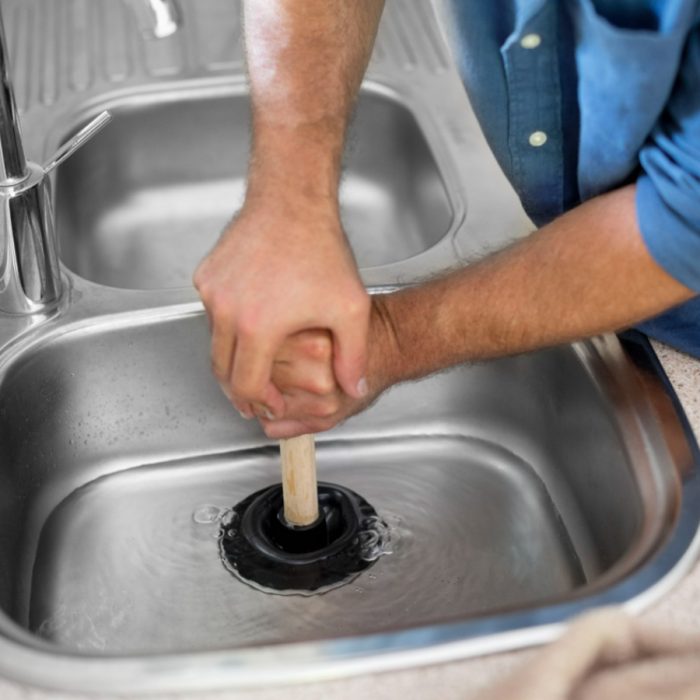 Tắc chậu rửa bát ảnh hưởng nhiều tới nhu cầu sinh hoạt của con người