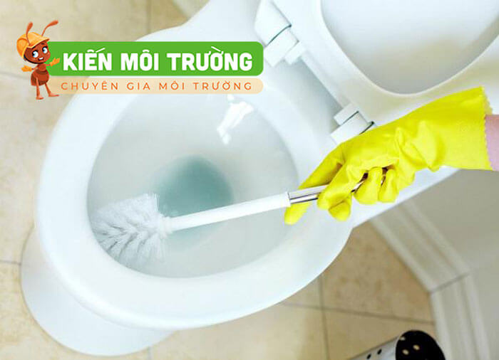 Cách xử lý bể phốt có mùi hôi bằng cách cọ rửa nhà vệ sinh