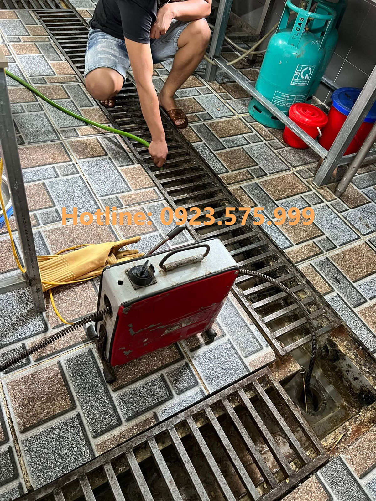Thông tắc cống tại Quảng Yên