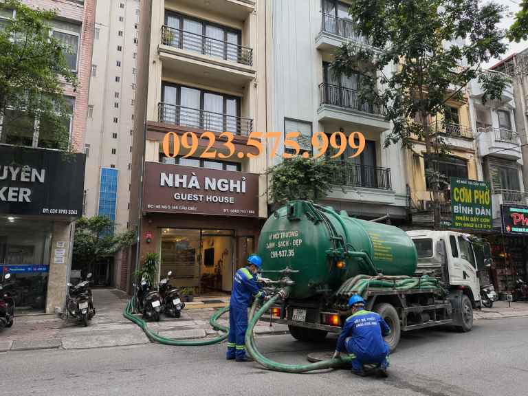 Xe hút bể phốt đang thi công tại nhà nghỉ 5 tầng ở Cầu Giấy