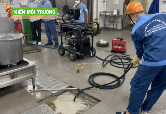 Thông tắc cống tại Phú Đô