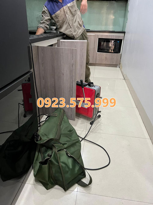 Đội ngũ thông tắc cống tại Chiêm Hóa kiểm tra định kỳ hệ thống thoát nước sàn và bồn rửa cho chung cư, nhà phố