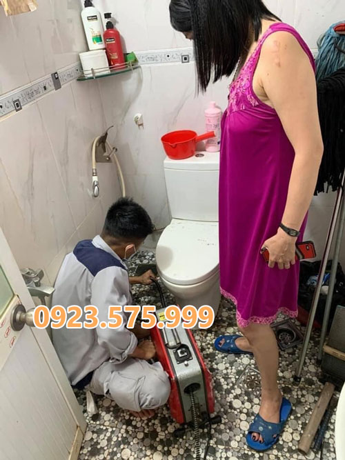 Thông tắc bồn cầu và sàn vệ sinh bị ngập nước bằng công nghệ máy lò xo tại huyện Hàm Yên