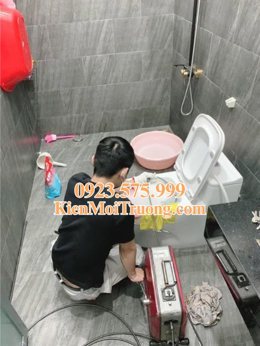 Kỹ thuật viên Kiến Môi Trường sử dụng máy lò xo công nghiệp thông tắc cống tại Vân Đồn